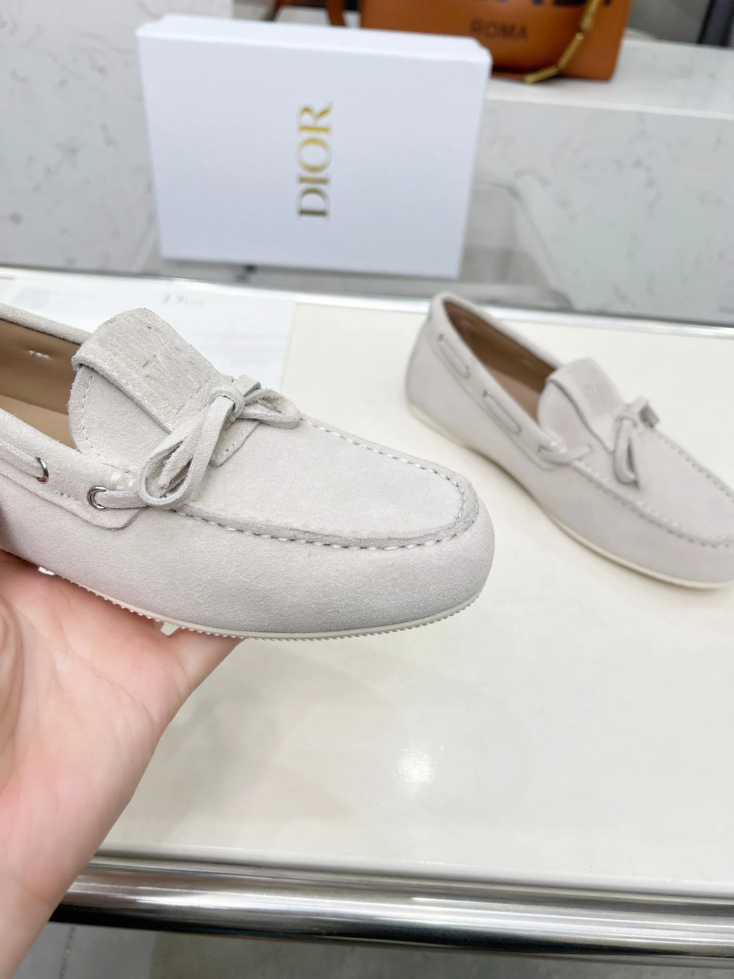 👟👟Ex-factory price 500👟👟 Dior's new spring and summer ultra-light jelly series loafers are brand new. The layout strives to create fashionable classic items. New products created at the first substantial show of Paris Fashion Week. The inspiration is cleverly combined by the D chief designer on the perfect shoe shape. Paired with brand buckles, it is even more fashionable! Original version, perfect and exquisite workmanship!  ✔️Upper: original fabric ✔️Inner lining: imported sheepskin lining ✔️Sole: original outsole ✔️Size: #35-41 (40 41 customized items are not returnable)